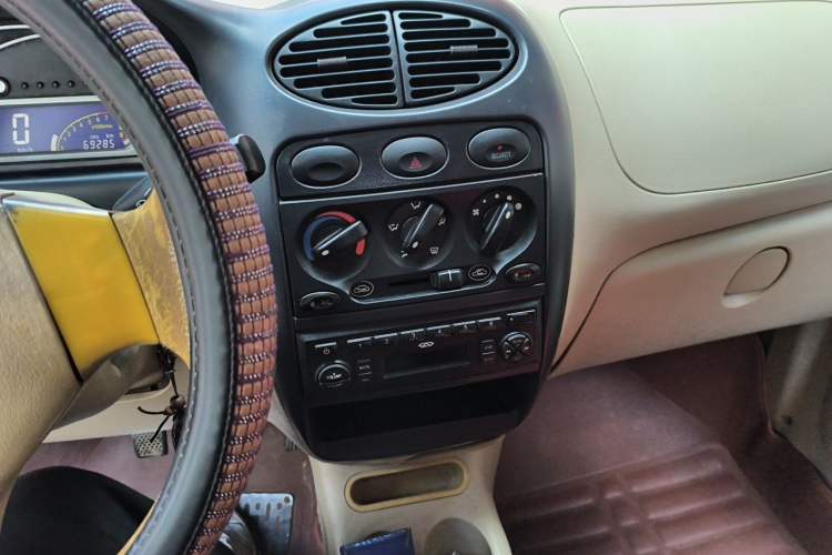 Used Chery QQ3 2012 Sport Edition 1.0L Manual Start-Up Model Audio And AC Panel