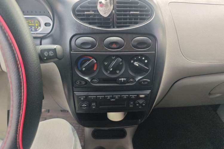 Used Chery QQ3 2012 Fashion Edition 1.0L Manual Champion Version Audio And AC Panel