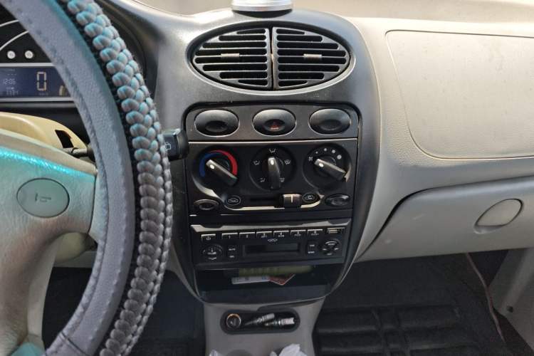 Used Chery QQ3 2012 Fashion Edition 1.0L Manual Champion Version Audio And AC Panel