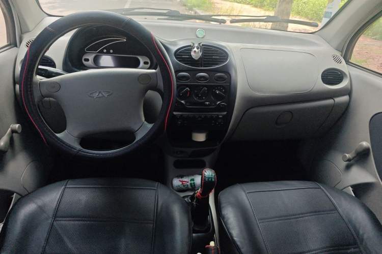 Used Chery QQ3 2012 Fashion Edition 1.0L Manual Champion Version Center Console