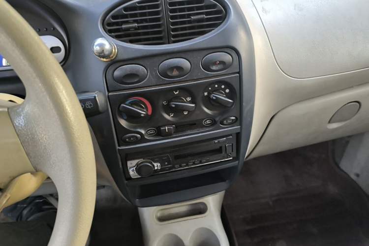 Used Chery QQ3 2012 Stylish Edition 1.0L Manual Start-Up Model Audio And AC Panel
