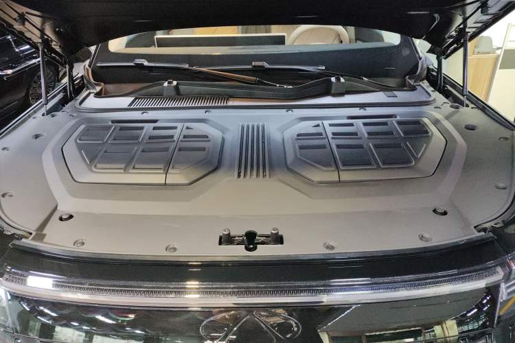 Used Chery T11 2026 Model 220 Rear-Drive Boya Giant-Screen Luxury Edition Engine Bay