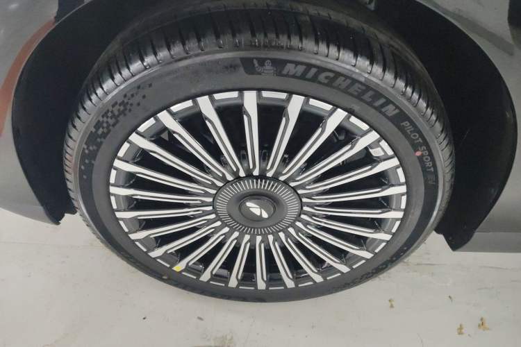 Used Chery T11 2026 Model 220 All-Wheel Drive Family Fun Edition Exterior 4