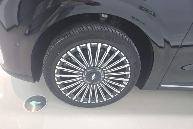 Used Chery T11 2026 Model 220 All-Wheel Drive Dual IMAX Theater Edition Left Front Wheel Hub