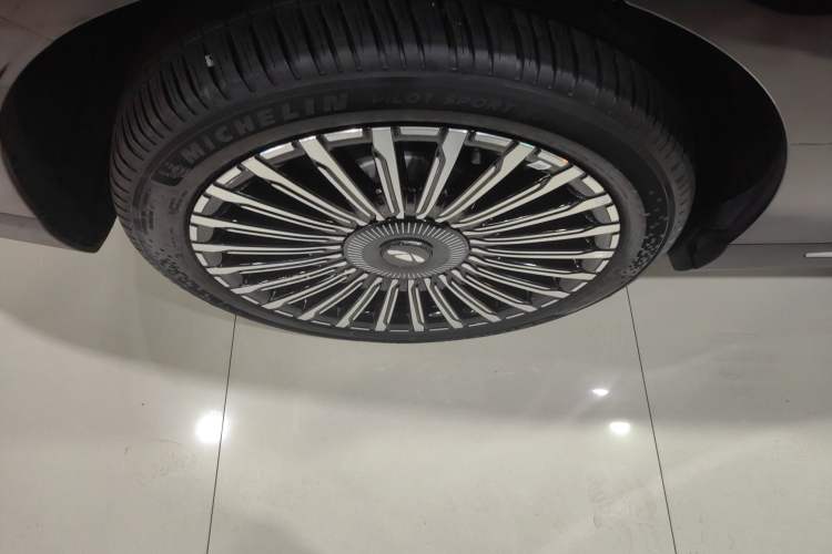 Used Chery T11 2026 Model 220 All-Wheel Drive Dual IMAX Theater Edition Right Rear Wheel Hub