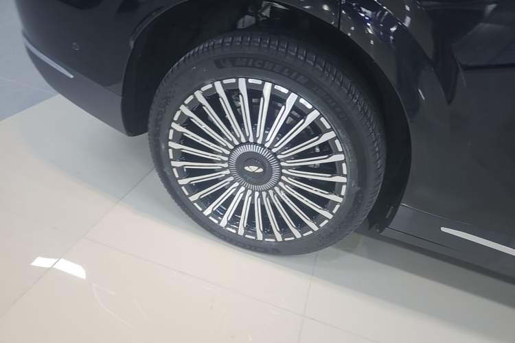 Used Chery T11 2026 Model 220 All-Wheel Drive Dual IMAX Theater Edition Right Rear Wheel Hub