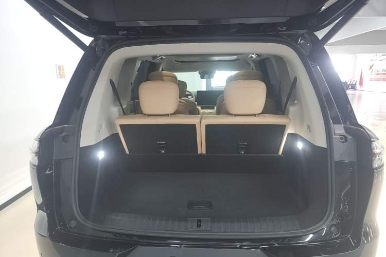 Used Chery T11 2026 Model 220 All-Wheel Drive Dual IMAX Theater Edition Trunk