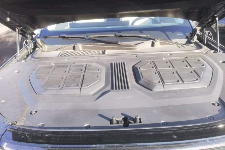Used Chery T11 2026 Model 220 All-Wheel Drive Family Fun Edition Engine Bay