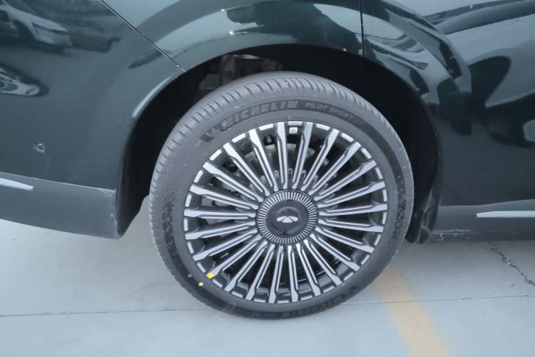 Used Chery T11 2026 Model 220 All-Wheel Drive Family Fun Edition Right Rear Wheel Hub