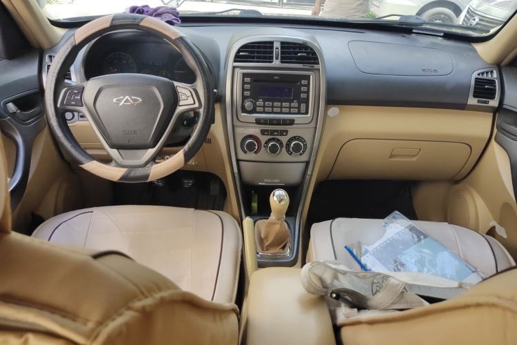 Used Chery Tiggo 2011 Elite Edition 1.6L Manual Comfort DVVT Center Console