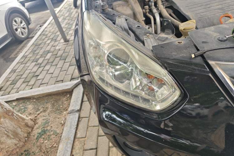 Used Chery Tiggo 2012 Elite Edition Facelift 1.6L Manual Comfort DVVT Right Front Headlight