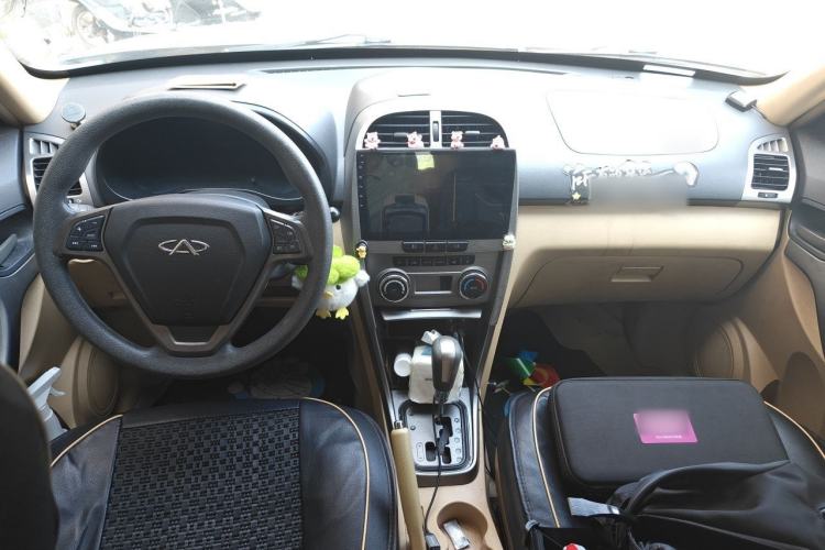 Used Chery Tiggo 2012 Elite Edition Facelift 1.6L CVT Comfort DVVT Model Center Console