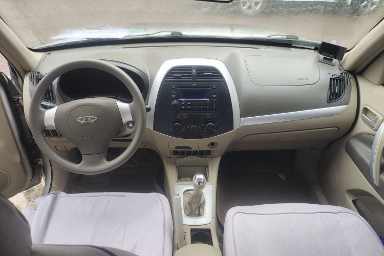 Used Chery Tiggo 2012 Classic Edition 1.6L Manual Comfort Model Center Console