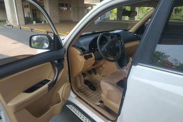 Used Chery Tiggo 2012 Elite Edition Facelift 1.6L Manual Comfort DVVT Interior 3