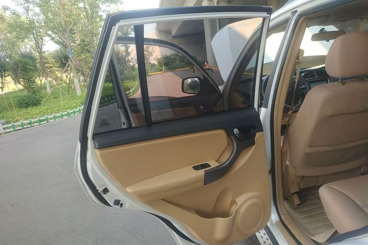 Used Chery Tiggo 2012 Elite Edition Facelift 1.6L Manual Comfort DVVT Interior 8
