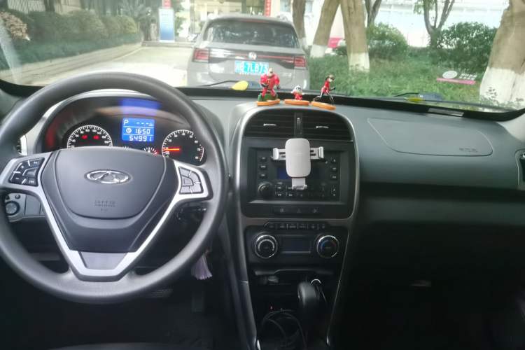 Used Chery Tiggo 3 2015 1.6L CVT ZhiShang Sport Edition Center Console