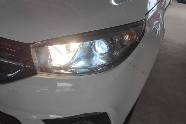 Used Chery Tiggo 3 2016 1.6L Manual ZhiShang Edition Left Front Headlight