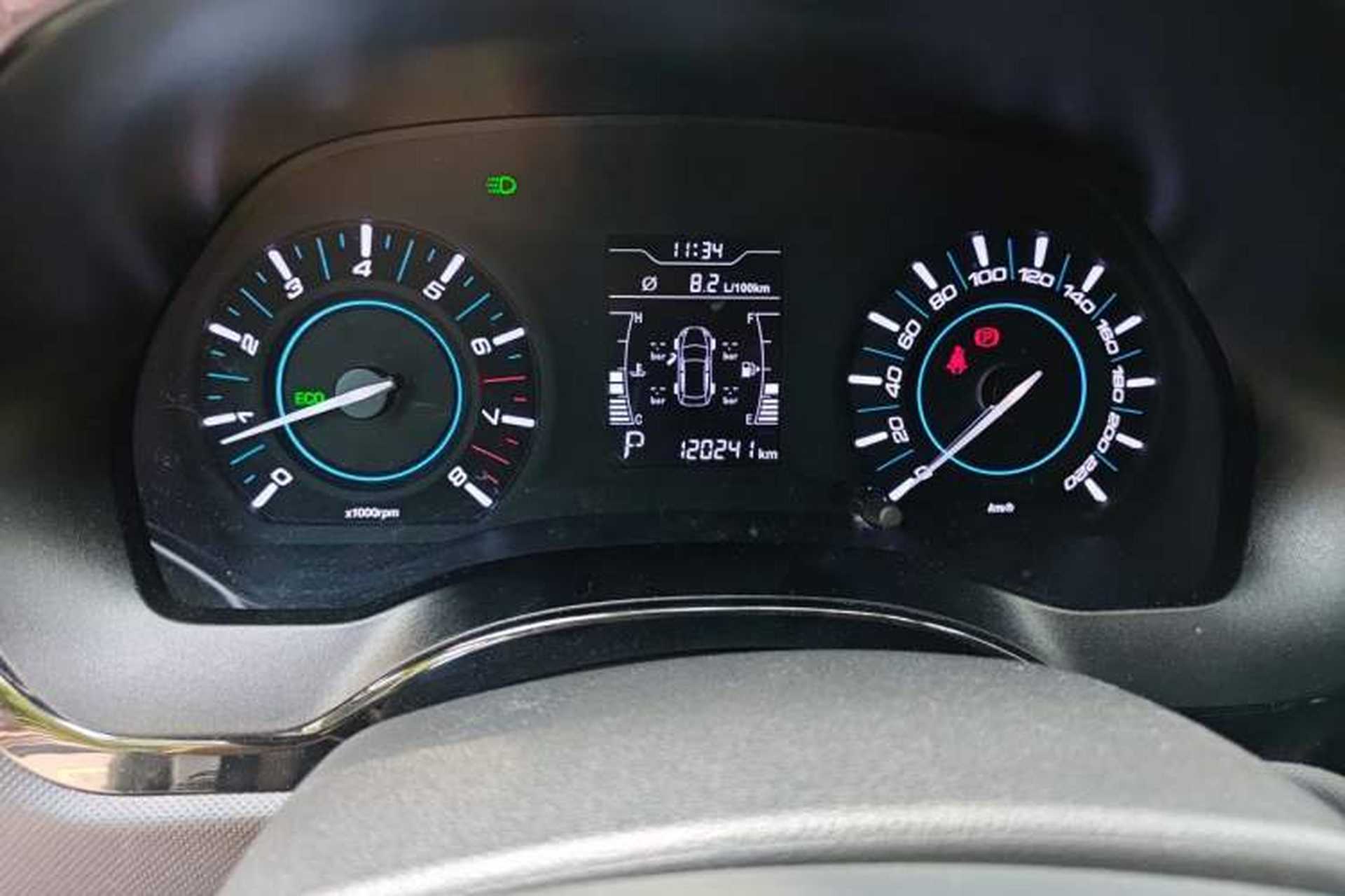 Used Chery Tiggo 3 2016 1.6L CVT ZhiShang Edition Odometer Close Up