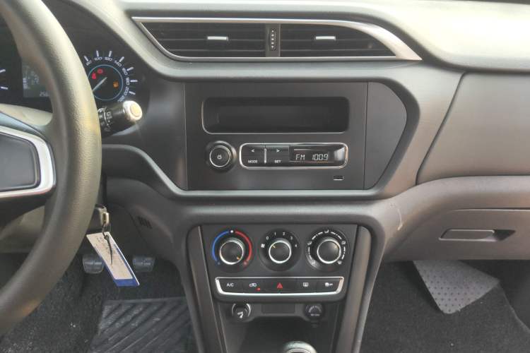 Used Chery Tiggo 3 2020 Million Global Edition 1.5L Manual Fashion Model Audio And AC Panel