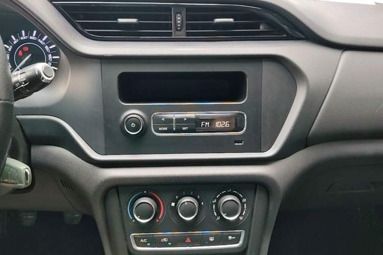 Used Chery Tiggo 3 2020 Million Global Edition 1.5L Manual Fashion Model Audio And AC Panel