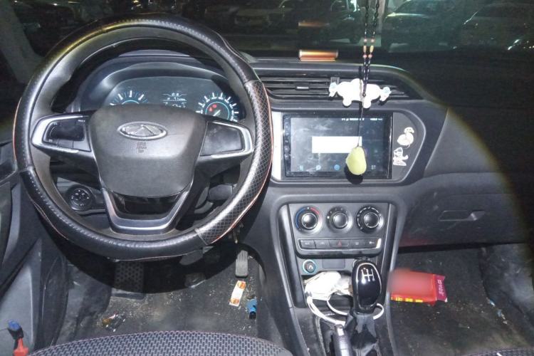 Used Chery Tiggo 3 2020 Million Global Edition 1.5L Manual Fashion Model Center Console