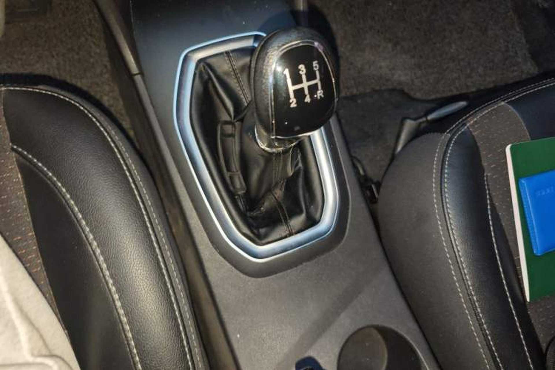 Used Chery Tiggo 3X 2018 1.5L Manual Elite Edition Gear Lever