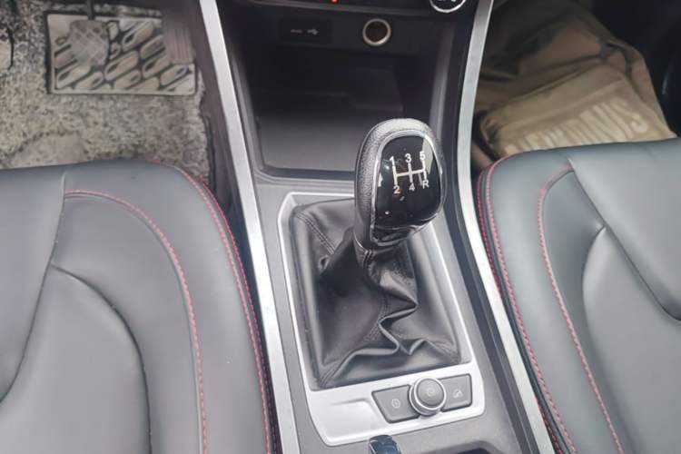 Used Chery Tiggo 3X 2021 Revised Diamond Edition 1.5L Manual 2 Carat Gear Lever