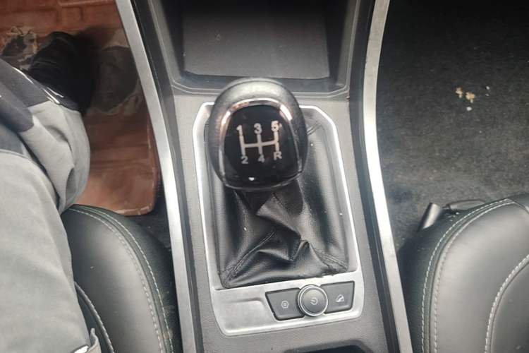 Used Chery Tiggo 3X 2021 Revised Version PLUS 1.5L Manual – Passionate Red Date Edition Gear Lever