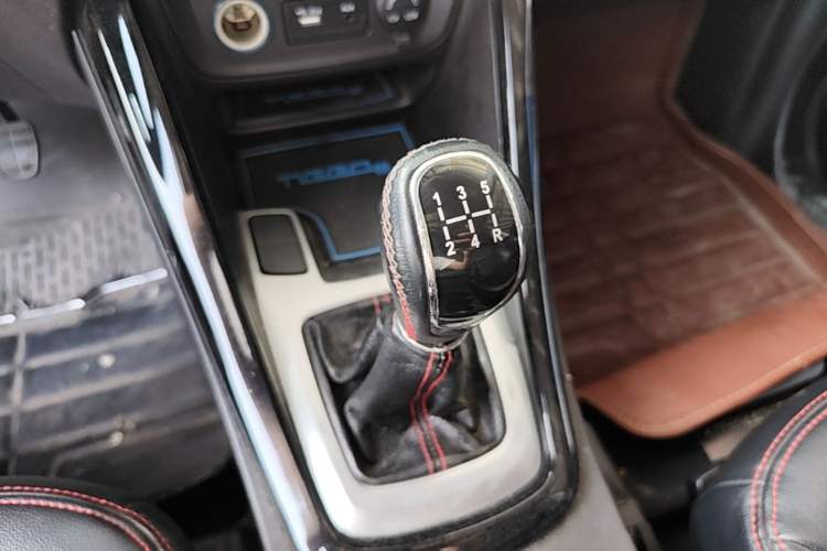 Used Chery Tiggo 5 2014 2.0L Manual - Family Deluxe Edition Gear Lever