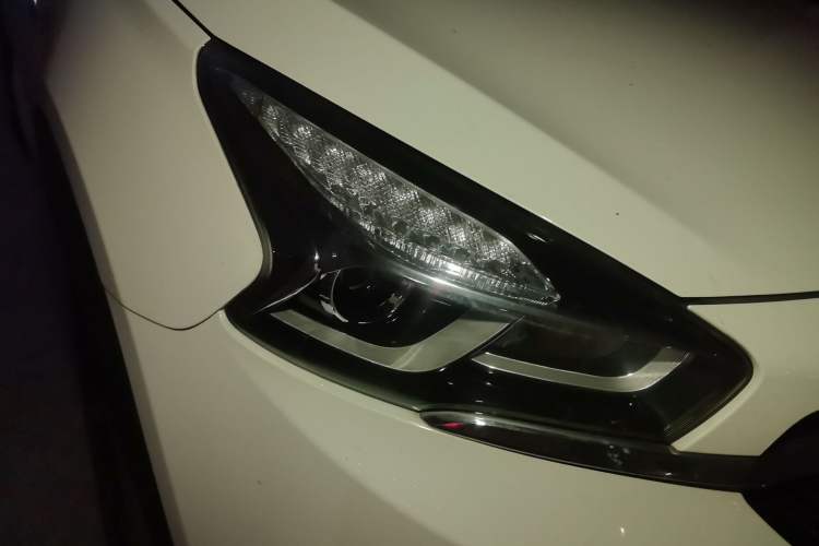 Used Chery Tiggo 7 2016 2.0L CVT YAOZHEN Edition Right Front Headlight