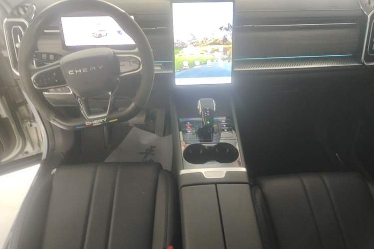 Used Chery Tiggo 7 2025 High-Performance Version 1.6T Two-Wheel Drive Edition Center Console