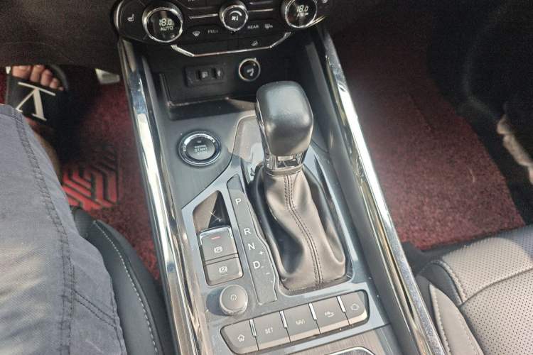 Used Chery Tiggo 8 2018 1.5 TCI Automatic Flagship 7-Seater Gear Lever