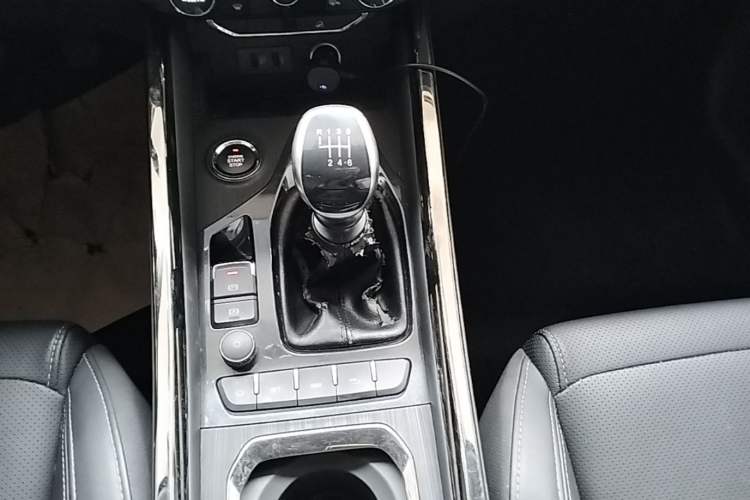 Used Chery Tiggo 8 2018 1.5 TCI Manual Prestige 7-Seater Gear Lever