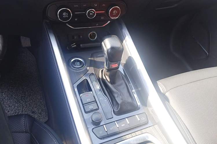 Used Chery Tiggo 8 2018 1.5 TCI Automatic Luxury 7-Seater Gear Lever