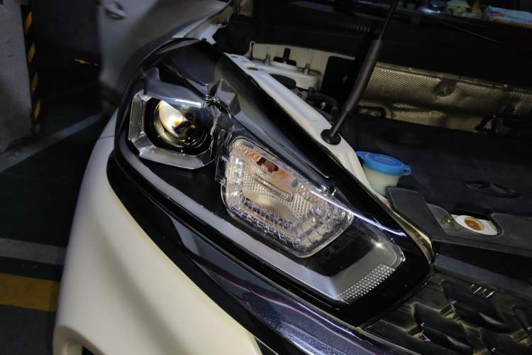 Used Chery Tiggo 8 2018 1.5 TCI Automatic Luxury Model 5 Seats Right Front Headlight