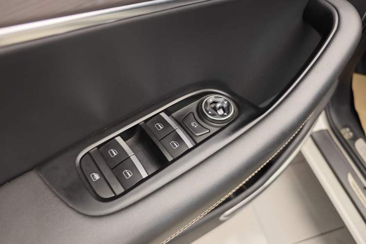 Used Chery Tiggo 8 2019 1.6 TGDI Automatic Luxury Model Interior 10