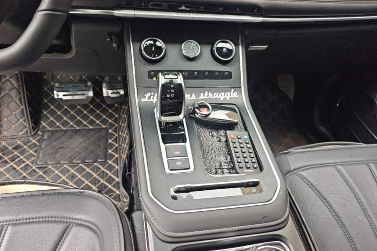 Used Chery Tiggo 8 2022 1.5 TCI Automatic Exclusive Edition 7-Seater Gear Lever