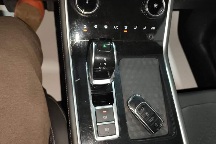 Used Chery Tiggo 8 2022 1.5 TCI Automatic Exclusive Edition 7-Seater Gear Lever