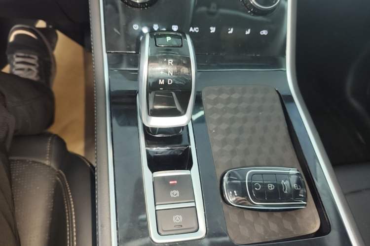 Used Chery Tiggo 8 2022 1.5 TCI Automatic Exclusive Edition 7-Seater Gear Lever