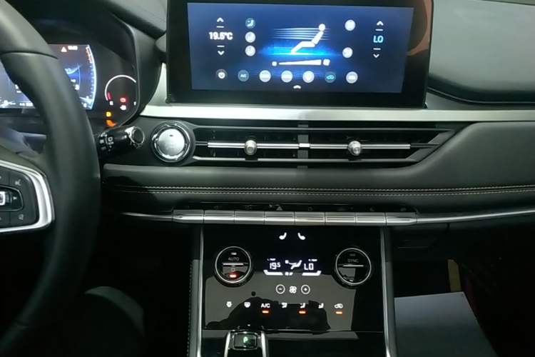 Used Chery Tiggo 8 2024 Honor Edition 230TCI Automatic Excellence Version 5 Seats Audio And AC Panel