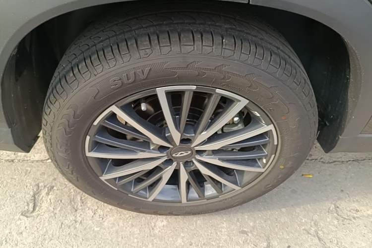 Used Chery Tiggo 8 2025 Excellence Edition 230 TCI Automatic Luxury Version 5 Seats Right Rear Wheel Hub