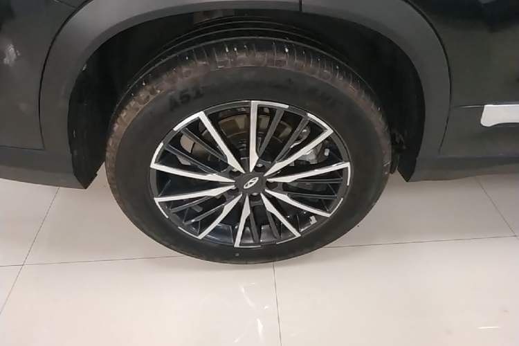 Used Chery Tiggo 8 2025 Excellence Edition 230 TCI Automatic Luxury Version 5 Seats Right Rear Wheel Hub