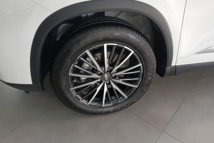Used Chery Tiggo 8 2025 Excellence Edition 230 TCI Automatic Luxury Version 5 Seats Left Front Wheel Hub