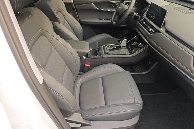 Used Chery Tiggo 8 2025 Excellence Version 230 TCI Automatic Luxury Edition 7 Seats Right Front Seat