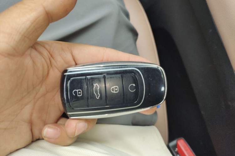 Used Chery Tiggo 8 L 2024 2.0T Two-Wheel Drive Prestige Version 5 Seats Vehicle Key