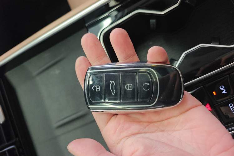 Used Chery Tiggo 8 L 2024 2.0T Two-Wheel Drive Prestige Version 5 Seats Vehicle Key