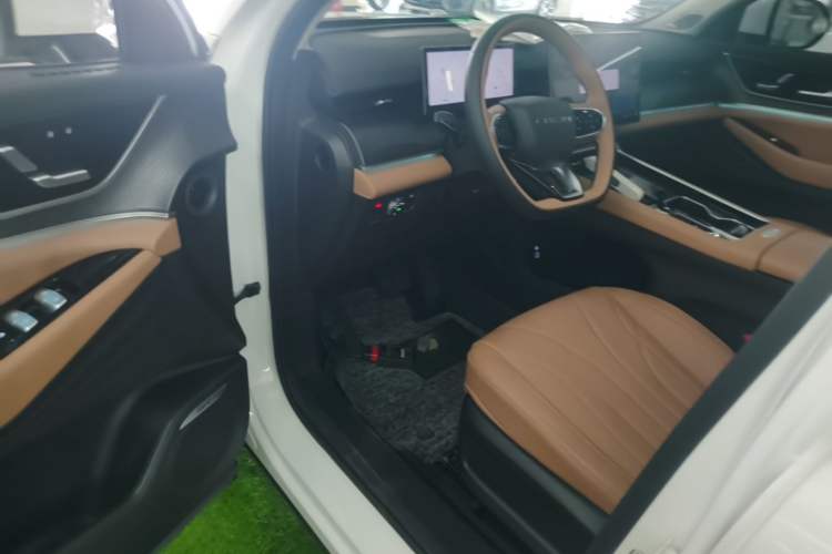 Used Chery Tiggo 8 L 2024 2.0T Two-Wheel-Drive Luxury Version 7 Seats Driver Seat