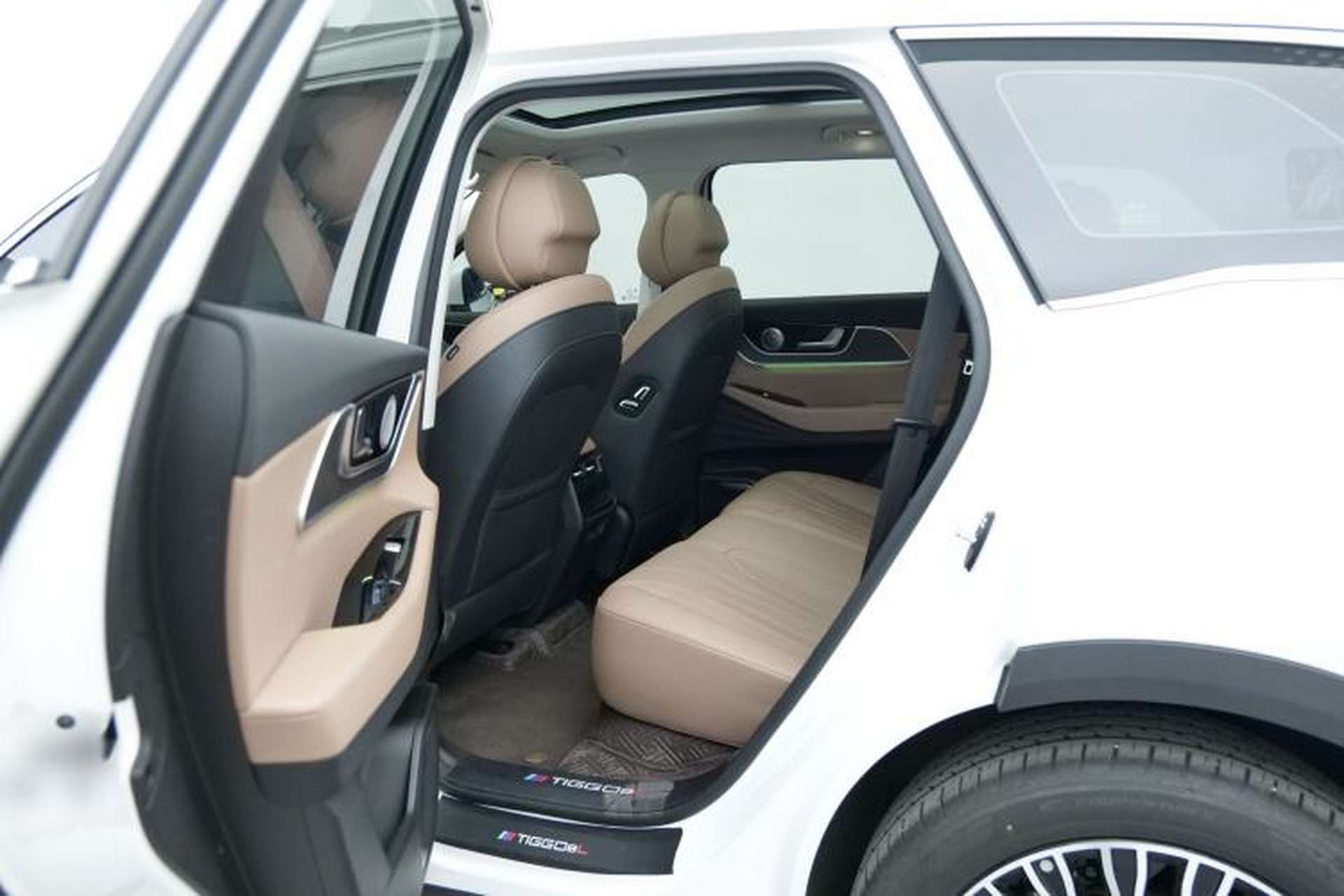 Used Chery Tiggo 8 L 2024 2.0T Two-Wheel Drive Luxury Edition 5 Seats Interior 4