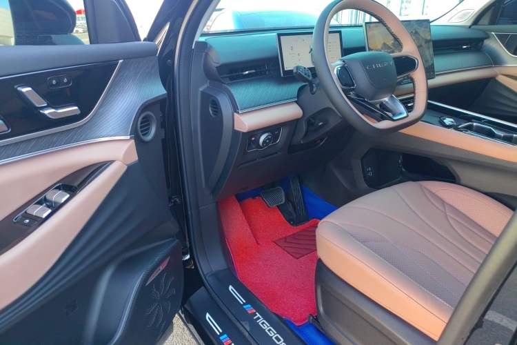 Used Chery Tiggo 8 L 2025 Model 2.0T Two-Wheel Drive Changhong Edition—7 Seaters Driver Seat