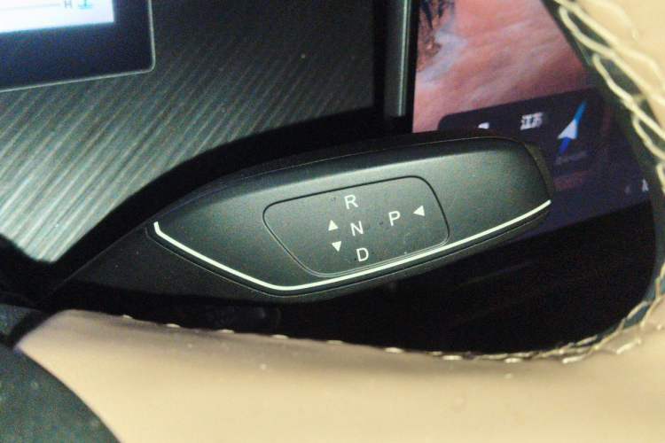 Used Chery Tiggo 8 L 2025 Model 2.0T Two-Wheel Drive Changhong Edition—5 Seaters Gear Lever